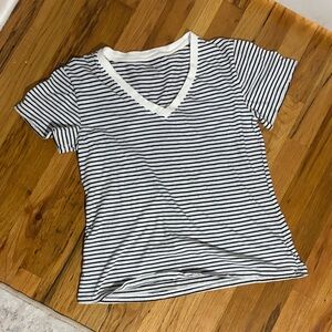 🪙 Universal Thread Black and White Striped Tee 🪙